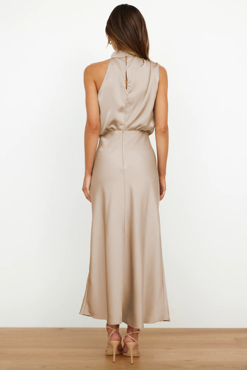 Emma | Lang satinkjole med halterneck